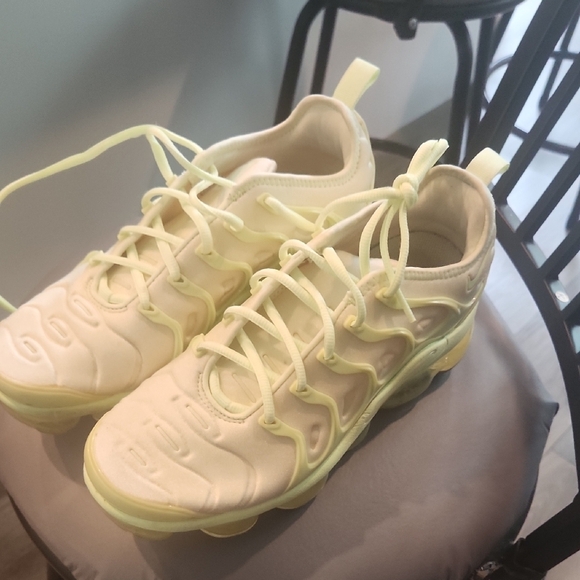 VM Nike Air Sneakers with Geometric Design - Picture 1 of 8